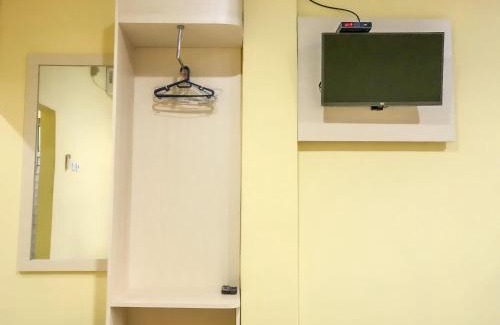 Kotaraja Hotel | Discover RedDoorz @ Gerson Hotel Abepura - Family Friendly Stay