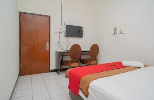 Chinatown Hotel | Budget-Friendly RedDoorz @ Glodok - Family Friendly Stay