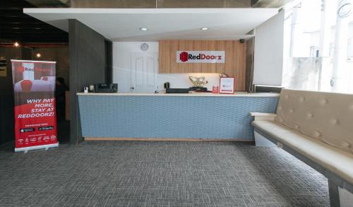 Mandaue Hotel | Comfortable Stay at RedDoorz @ Insular Square Mandaue City
