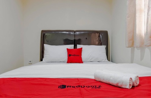 Cideng Hotel | Budget-Friendly Stay at RedDoorz @ Jalan Biak Roxy Jakarta