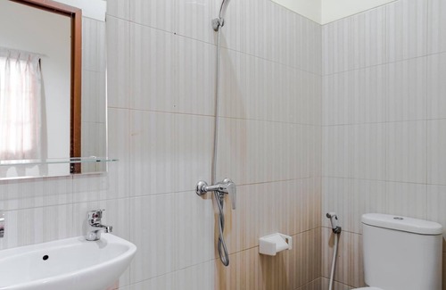 Cideng Hotel | Budget-Friendly Stay at RedDoorz @ Jalan Biak Roxy Jakarta