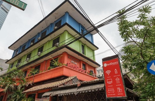 Jaksa Street House | Budget-Friendly Family Stay at RedDoorz @ Jalan Jaksa