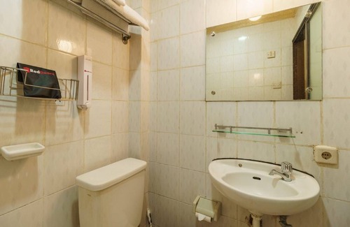 Jaksa Street Hotel | Budget-Friendly Stay at RedDoorz @ Jalan Jaksa with Breakfast