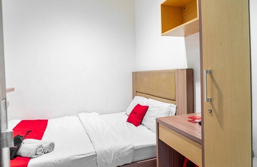 Kebon Kacang House | Budget-Friendly Stay at RedDoorz @ Kebon Kacang