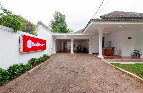 Bangka Hotel | Family-Friendly RedDoorz @ Kemang Dalam for Budget Travelers
