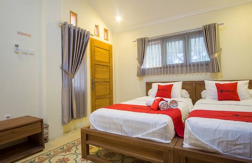 Pacitan House | Relax at RedDoorz @ Letjend S.Parman Pacitan with Breakfast
