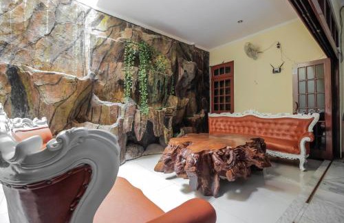 Jakarta House | Comfortable Stay at RedDoorz @ Meruya - Family Friendly