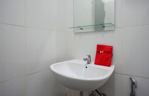 Kaliwungu House | Budget-Friendly Stay at RedDoorz near Alun Alun Kaliwungu