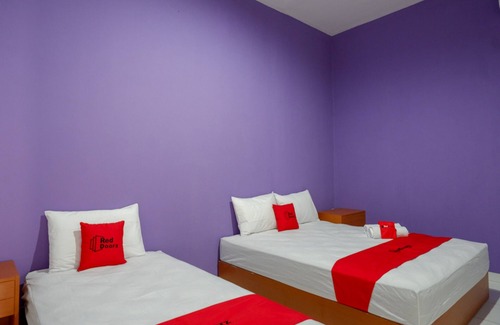 Kaliwungu House | Budget-Friendly Stay at RedDoorz near Alun Alun Kaliwungu