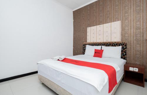 Suko Manunggal House | Budget-Friendly RedDoorz Near Bukit Darmo Golf for Families