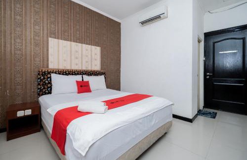 Suko Manunggal House | Budget-Friendly RedDoorz Near Bukit Darmo Golf for Families