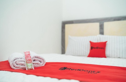 Serang Hotel | Budget-Friendly RedDoorz Near Bundaran Ciceri for Families