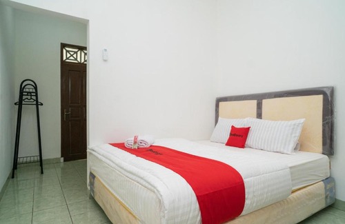 Serang Hotel | Budget-Friendly RedDoorz Near Bundaran Ciceri for Families