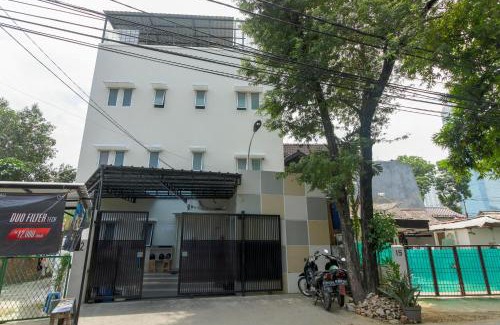 Tomang House | Convenient RedDoorz Near Central Park Mall for Families