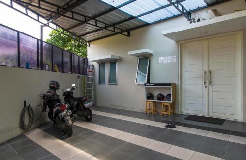 Tomang House | Convenient RedDoorz Near Central Park Mall for Families