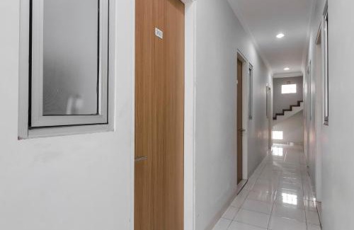 Tomang House | Convenient RedDoorz Near Central Park Mall for Families