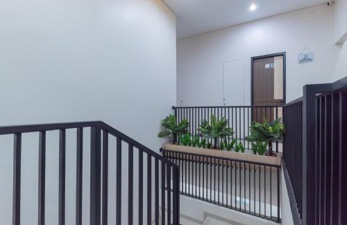 West Cirebon Hotel | Convenient RedDoorz near CSB Mall - Family-Friendly Stay