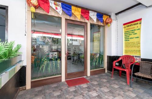 Gambir House | Budget-Friendly Reddoorz Near Gajah Mada Plaza with Family Amenities
