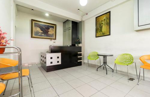 Gambir House | Budget-Friendly Reddoorz Near Gajah Mada Plaza with Family Amenities