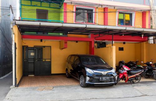 Gambir House | Budget-Friendly Reddoorz Near Gajah Mada Plaza with Family Amenities