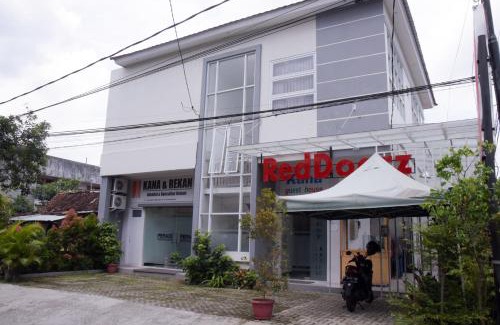 Purwokerto House | Budget-Friendly Retreat: RedDoorz Near GOR Satria Purwokerto