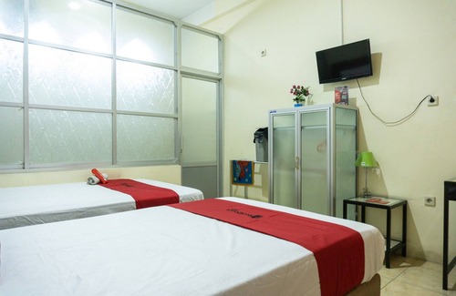 Ende House | Convenient Stay at RedDoorz near H. Hasan Aroeboesman Airport