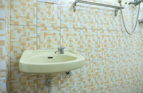 Ende House | Convenient Stay at RedDoorz near H. Hasan Aroeboesman Airport