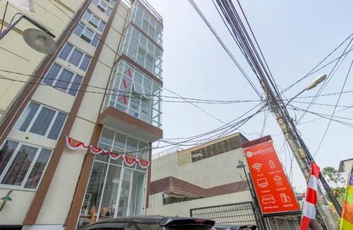 Old Jakarta House | Convenient Stay at RedDoorz near Hayam Wuruk Plaza