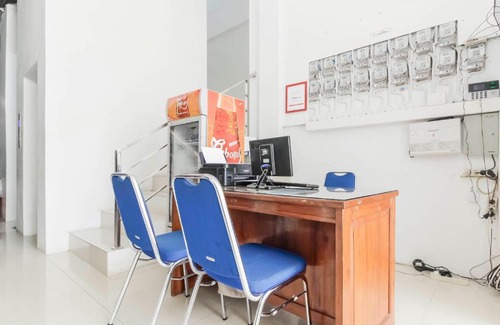 Old Jakarta House | Convenient Stay at RedDoorz near Hayam Wuruk Plaza