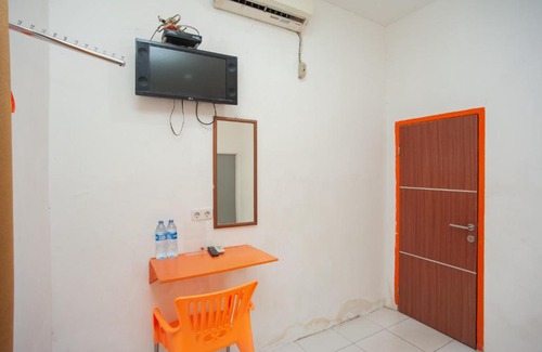 Palembang Hotel | Convenient RedDoorz Near Jalan Jenderal Sudirman Palembang