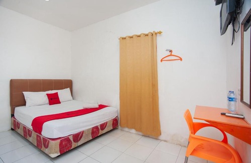 Palembang Hotel | Convenient RedDoorz Near Jalan Jenderal Sudirman Palembang