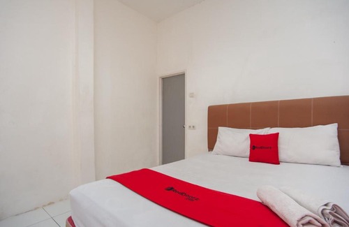 Palembang Hotel | Convenient RedDoorz Near Jalan Jenderal Sudirman Palembang