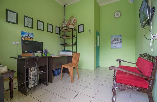 Purwokerto Hotel | Convenient RedDoorz Near Kampus UMP Purwokerto with Breakfast