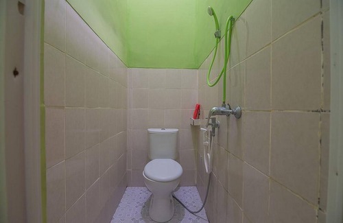 Purwokerto Hotel | Convenient RedDoorz Near Kampus UMP Purwokerto with Breakfast
