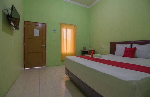 Purwokerto Hotel | Convenient RedDoorz Near Kampus UMP Purwokerto with Breakfast