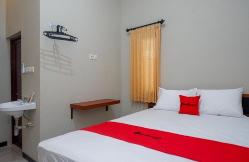 Banyumas Hotel | Comfortable Stay at RedDoorz near Kampus UMP Purwokerto