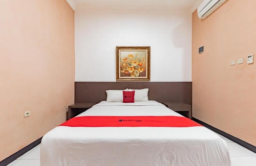 North Cirebon House | Budget-Friendly Stay at RedDoorz near Kejaksan Station