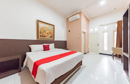 North Cirebon House | Budget-Friendly Stay at RedDoorz near Kejaksan Station