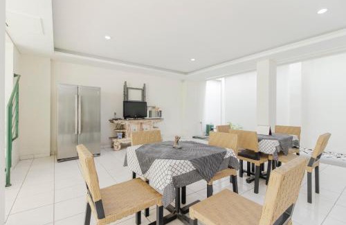 Pancoran House | Budget-Friendly Stay at RedDoorz near Pancoran, Family Welcome
