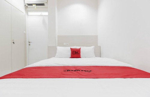 Pancoran House | Budget-Friendly RedDoorz Near Pancoran with Breakfast