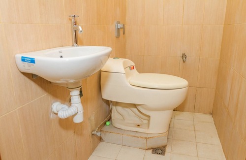 North Cirebon Hotel | Convenient Stay at RedDoorz near Pasar Pagi Cirebon