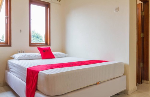 North Cirebon Hotel | Convenient Stay at RedDoorz near Pasar Pagi Cirebon