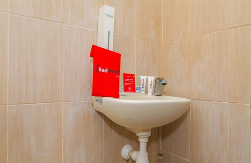 North Cirebon Hotel | Convenient Stay at RedDoorz near Pasar Pagi Cirebon