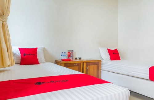North Cirebon Hotel | Convenient Stay at RedDoorz near Pasar Pagi Cirebon