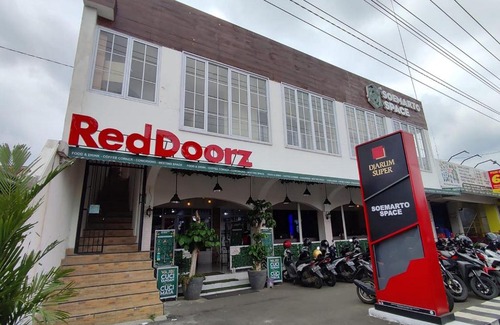 Purwokerto Hotel | Convenient Stay at RedDoorz Near Rita Super Mall Purwokerto