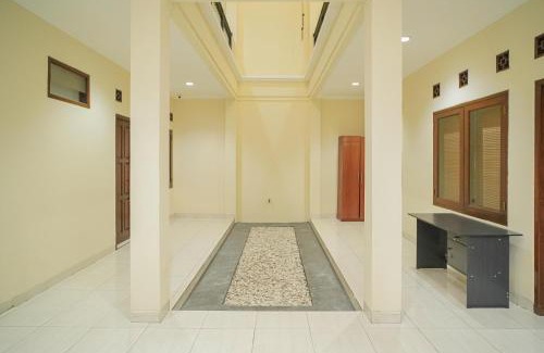 Kemanggisan Hotel | Family-Friendly RedDoorz near RS Patria IKKT Awaits You