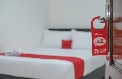 Kemanggisan Hotel | Family-Friendly RedDoorz near RS Patria IKKT Awaits You