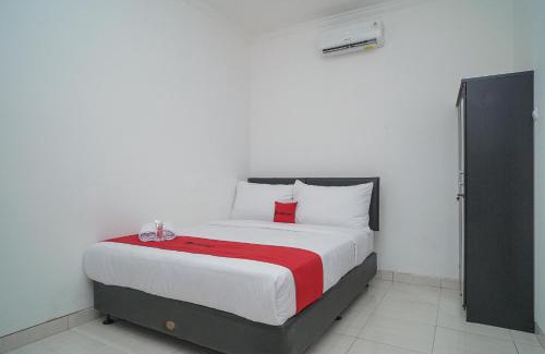 Kemanggisan Hotel | Family-Friendly RedDoorz near RS Patria IKKT Awaits You