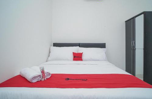 Kemanggisan Hotel | Family-Friendly RedDoorz near RS Patria IKKT Awaits You