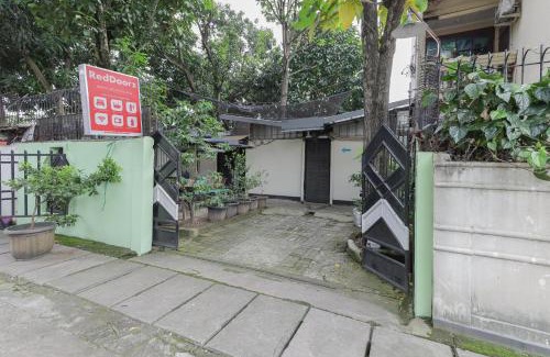 Jakarta Hotel | Budget-Friendly Stay at RedDoorz near RS Sari Asih Ciledug